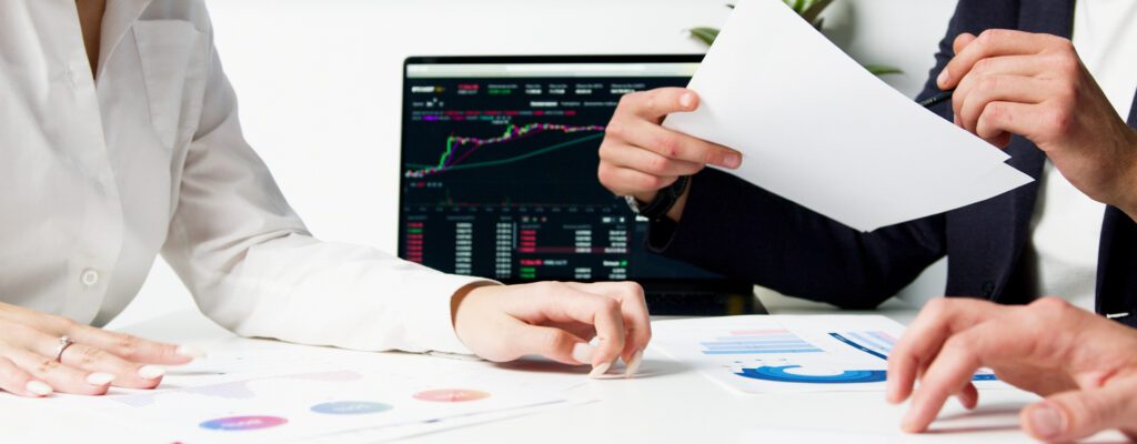 Equipo analizando estadísticas y costos de outsourcing de tesorería