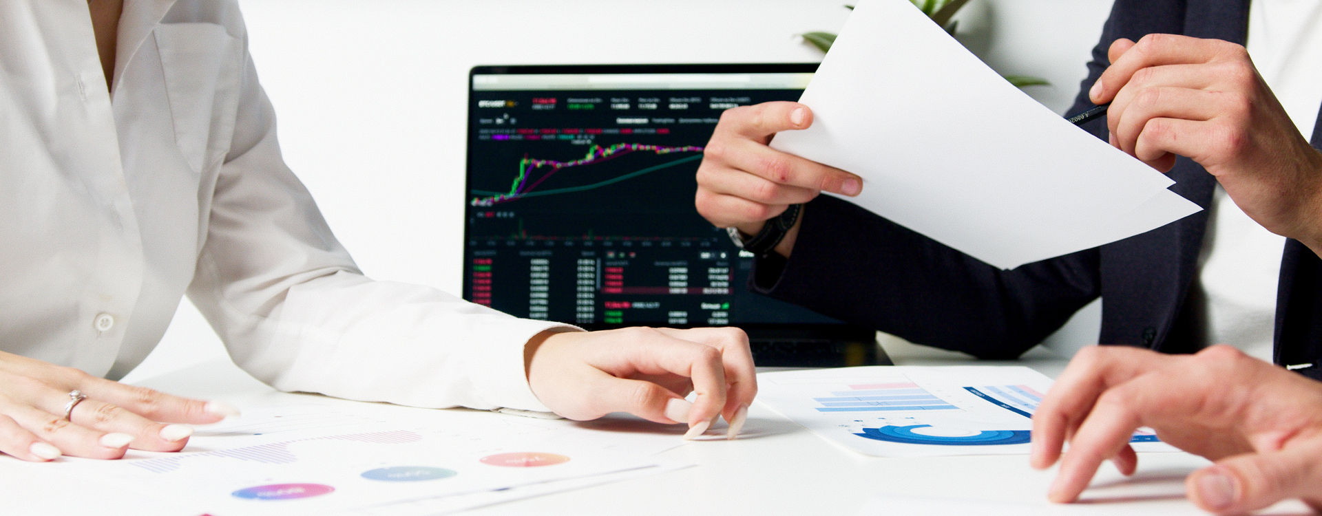 Equipo analizando estadísticas y costos de outsourcing de tesorería