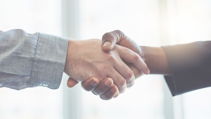 Gerente de empresa cerrando trato de outsourcing de nomina