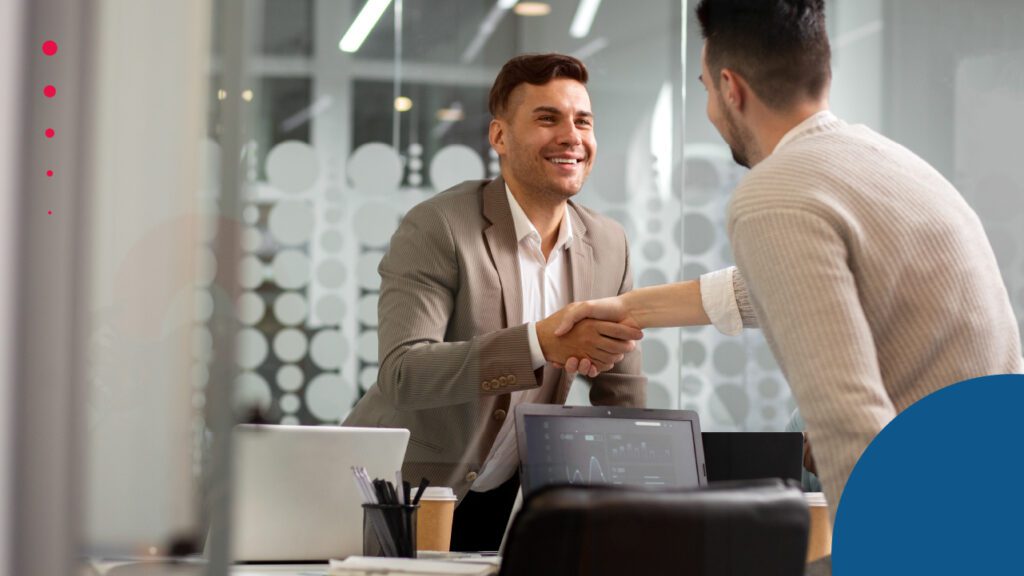 Empresario contratando el mejor talento en LATAM bajo el modelo más eficiente para Outsourcing de Empleo