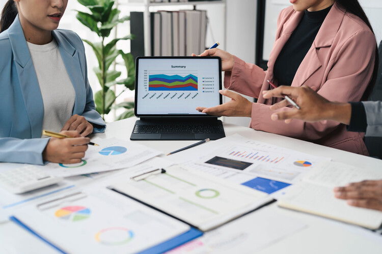 Trabajadoras realizando outsoursing de tesorería